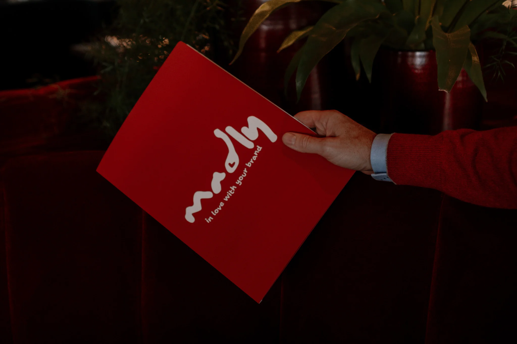 Rode Madly-brochure met logo "in love with your brand"