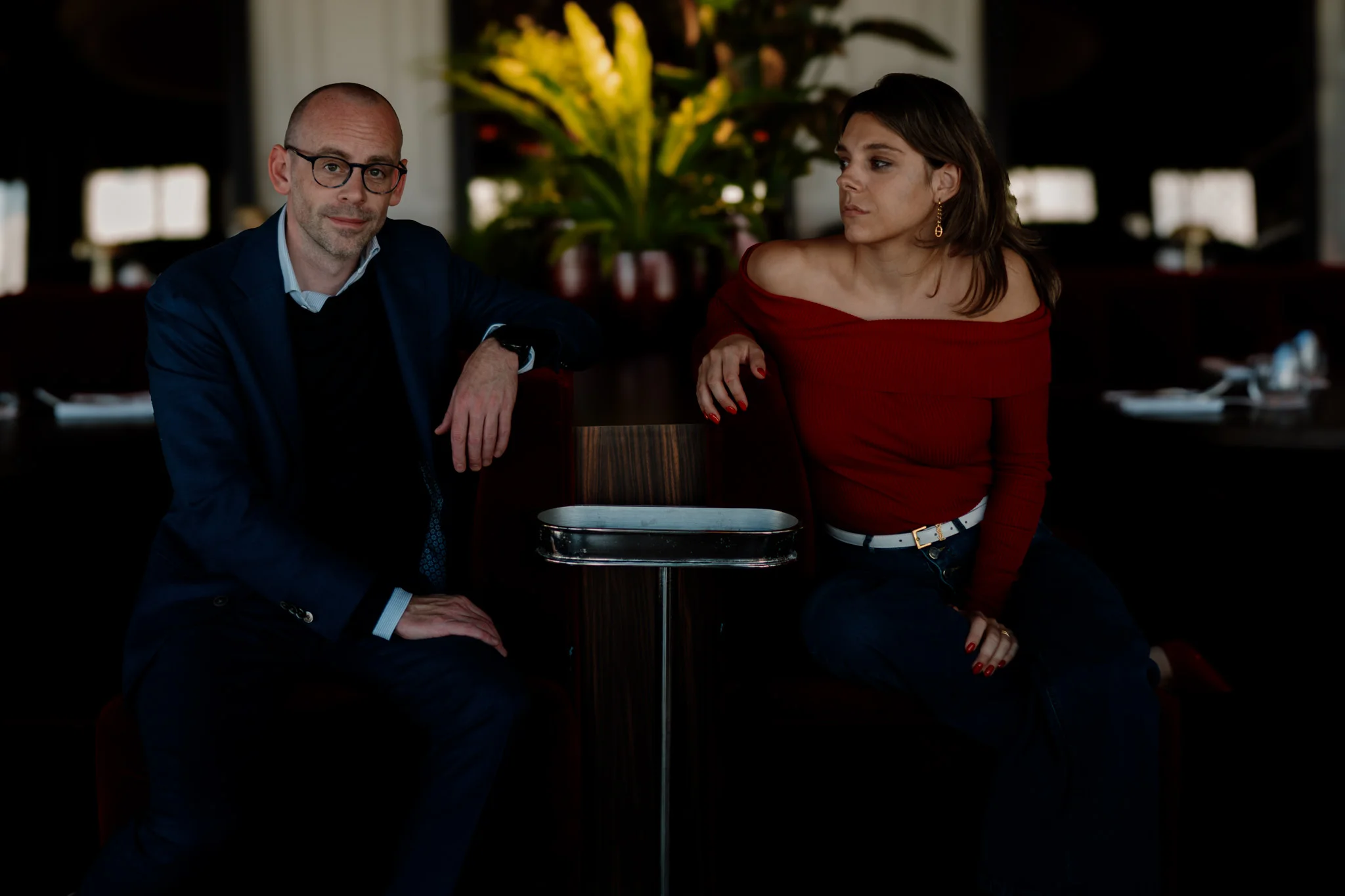 Gesprek tussen twee mensen in een interieur met planten, sfeerbeeld van Madly